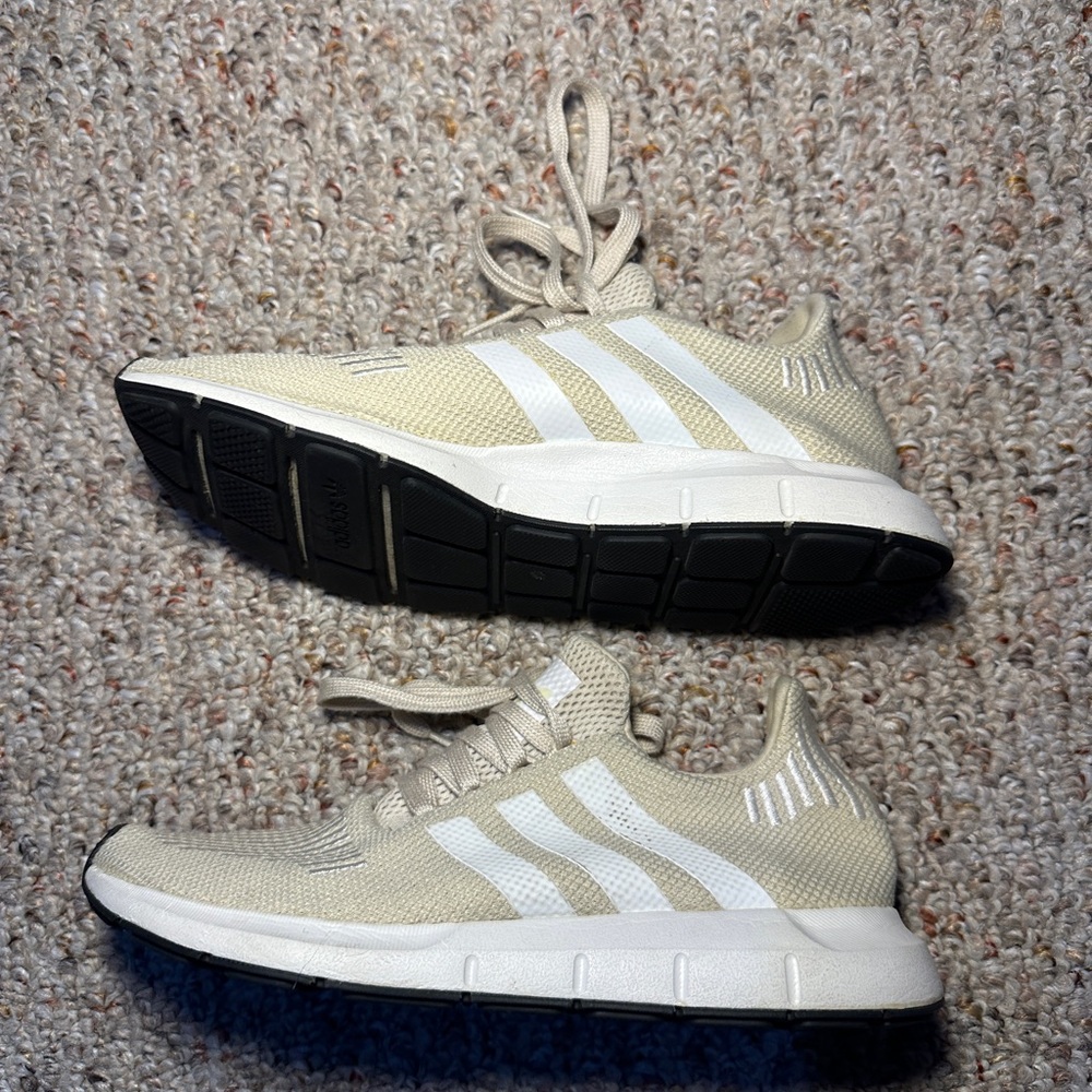 NWOT Adidas Cream Swift Runs - 8 - Picture 4 of 6